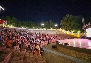 Bucalı çocuklar Başkan Görkem Dumanla film izledi