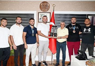 Güreşçilerden Başkan Topaloğlu'na ziyaret