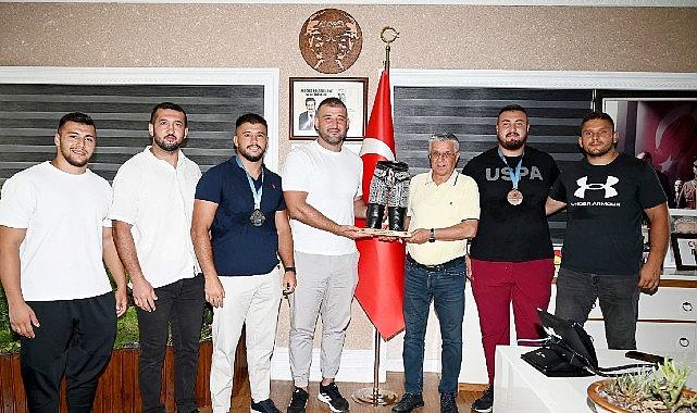 Güreşçilerden Başkan Topaloğlu'na ziyaret Güreşçilerden Başkan Topaloğlu'na ziyaret