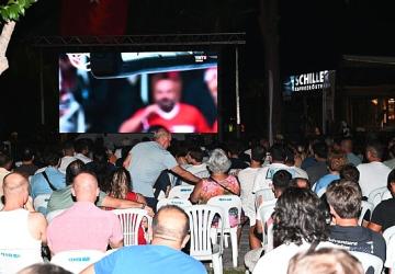 Kemer'de milli maç için dev ekran kuruldu