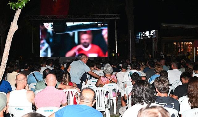 Kemer'de milli maç için dev ekran kuruldu