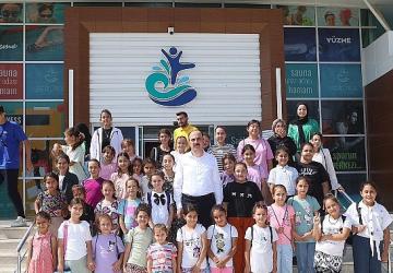 Başkan Altay Yaz Tatilinde Yüzme Öğrenen Çocuklarla Buluştu