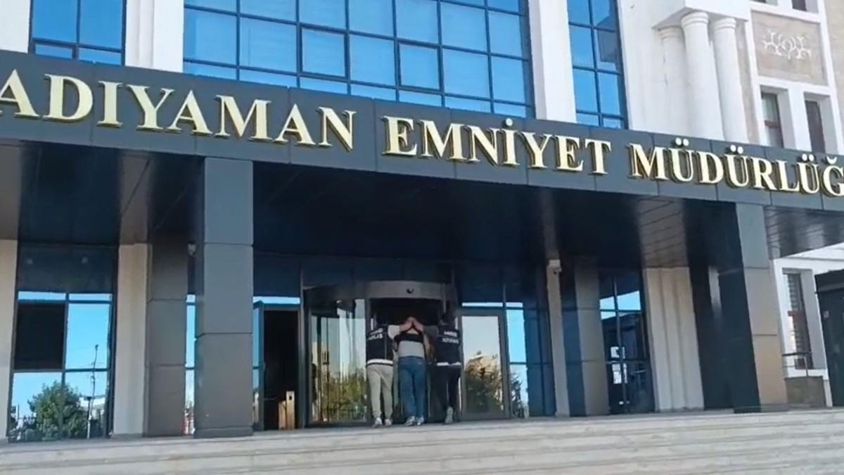 Adıyaman’da cezaevi firarisi uyuşturucu ve silah suçlarından yakalandı - Videolu Haber Adıyaman’da cezaevi firarisi uyuşturucu ve silah suçlarından yakalandı - Videolu Haber