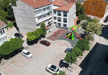 İnegöl Belediyesi Eskiyen Çocuk Parklarını Yeniliyor