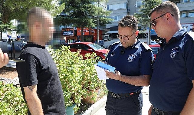 Edremit'te yere çöp ve izmarit atana para cezası dönemi başladı Edremit'te yere çöp ve izmarit atana para cezası dönemi başladı