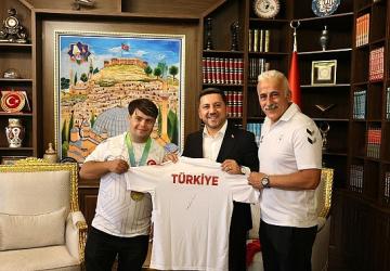 Avrupa Şampiyonu Ramazan Ünlü, Başkan Arı'yı Ziyaret Etti