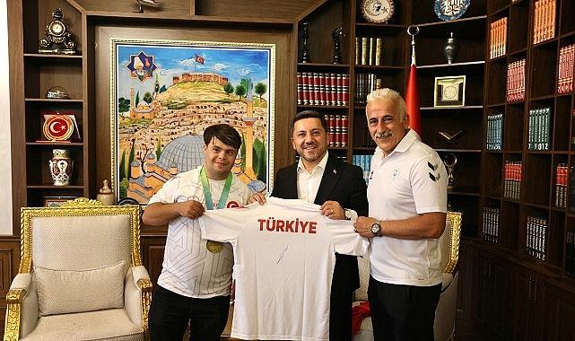 Avrupa Şampiyonu Ramazan Ünlü, Başkan Arı'yı Ziyaret Etti