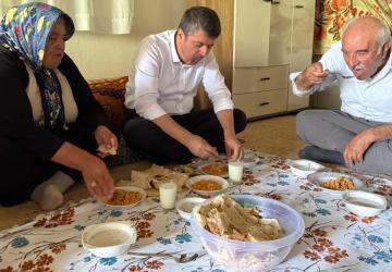 Başkan Tutdere, anne ve babasını ziyaret etti: ‘Özgürlük dünyanın en güzel şeyi’ - Videolu Haber