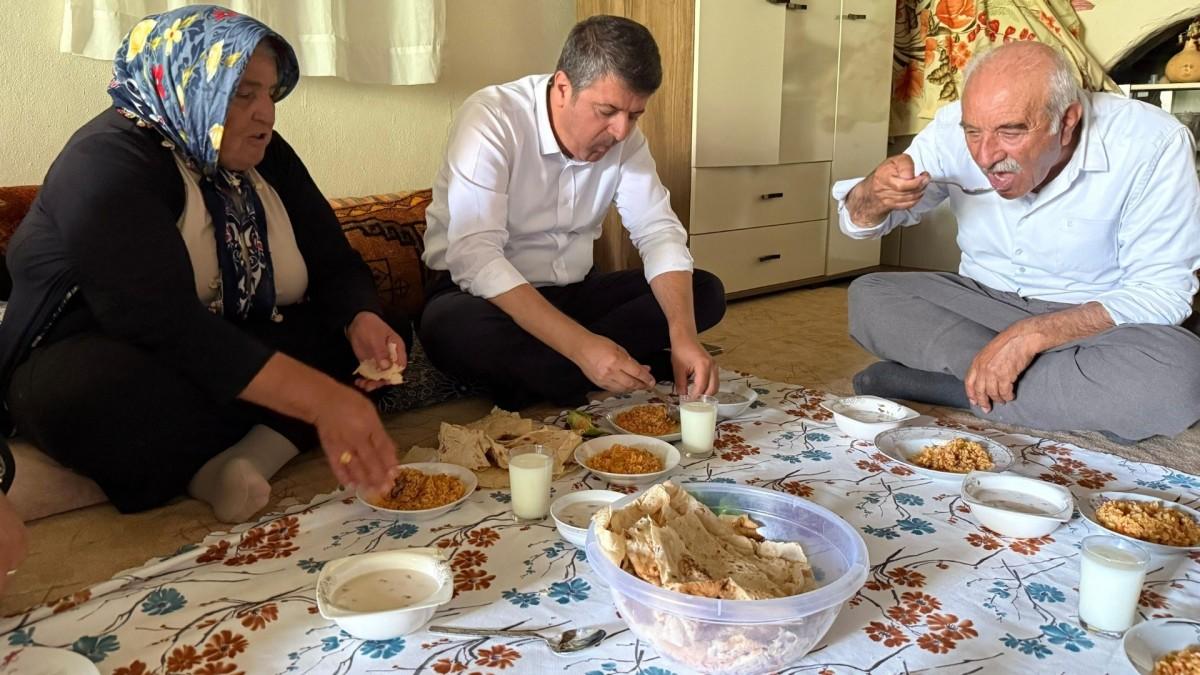Başkan Tutdere, anne ve babasını ziyaret etti: ‘Özgürlük dünyanın en güzel şeyi’ - Videolu Haber Başkan Tutdere, anne ve babasını ziyaret etti: ‘Özgürlük dünyanın en güzel şeyi’ - Videolu Haber