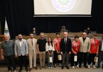 İnegöl'ün Başarılı Gençleri Mecliste Onure Edildi