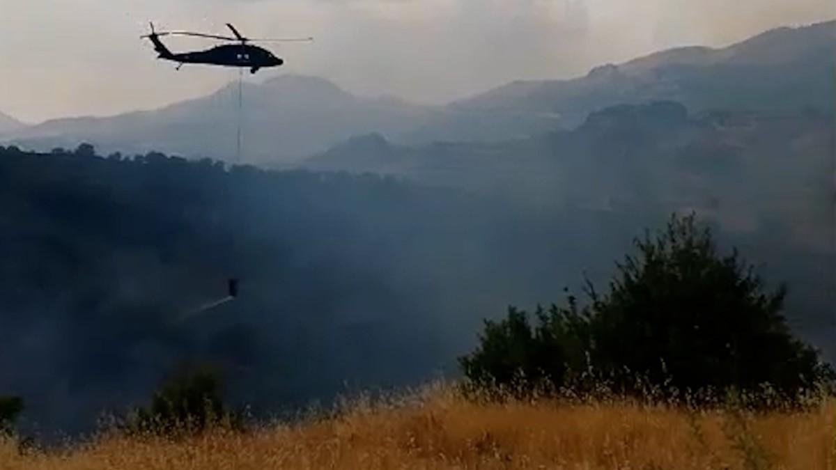 Orman yangını helikopter desteğiyle kontrol altına alındı - Videolu Haber Orman yangını helikopter desteğiyle kontrol altına alındı - Videolu Haber