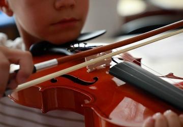 Başkan Çerçioğlu ile Aydınlı minikler keman öğreniyor