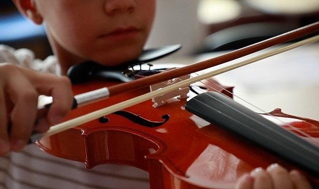 Başkan Çerçioğlu ile Aydınlı minikler keman öğreniyor