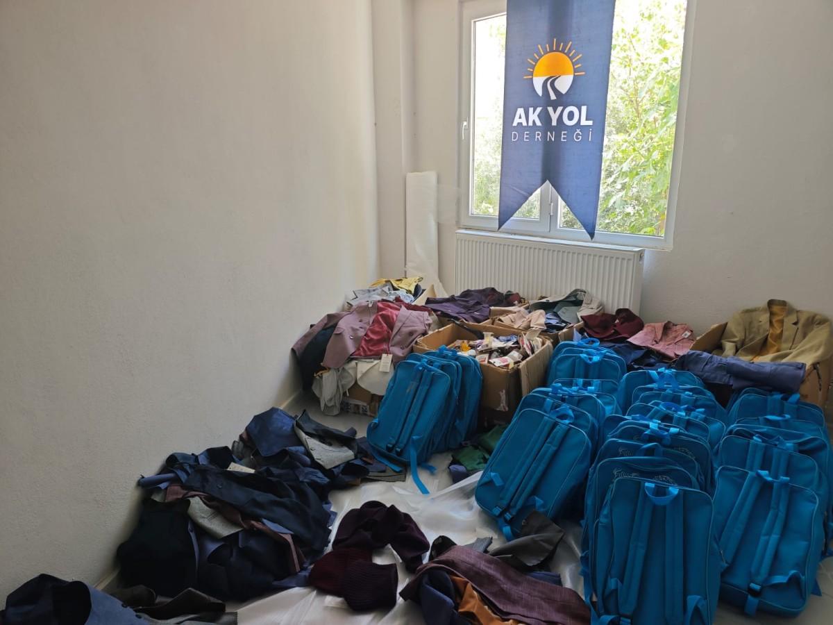 Ak Yol Derneği’nden Okullar Açılmadan 300 Öğrenciye Yardım Ak Yol Derneği’nden Okullar Açılmadan 300 Öğrenciye Yardım
