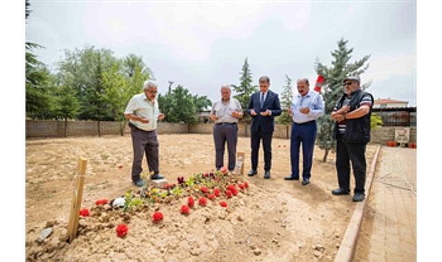 Başkan Tugay yangın şehidi İbrahim Demir'in ailesini ziyaret etti Başkan Tugay yangın şehidi İbrahim Demir'in ailesini ziyaret etti