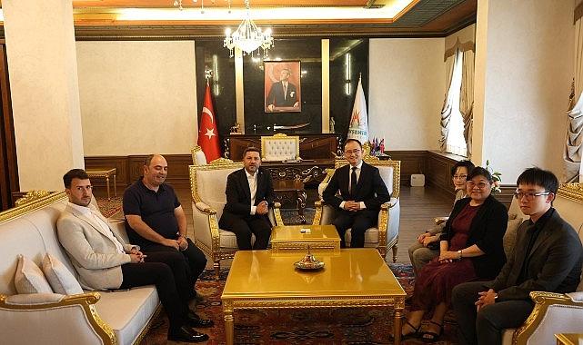 Çin Halk Cumhuriyeti Büyükelçisi Xuebin, Belediye Başkanı Arı'yı Ziyaret Etti