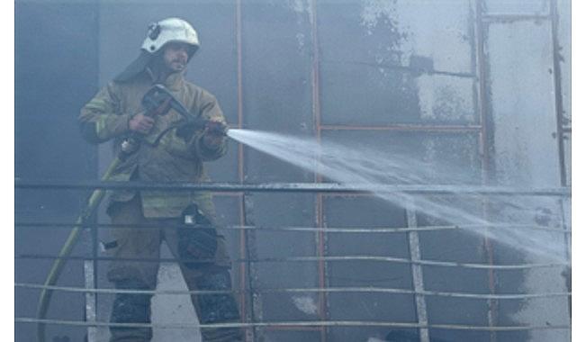 İzmir İtfaiyesi Menemen'deki iş yeri yangınını kontrol altına aldı İzmir İtfaiyesi Menemen'deki iş yeri yangınını kontrol altına aldı