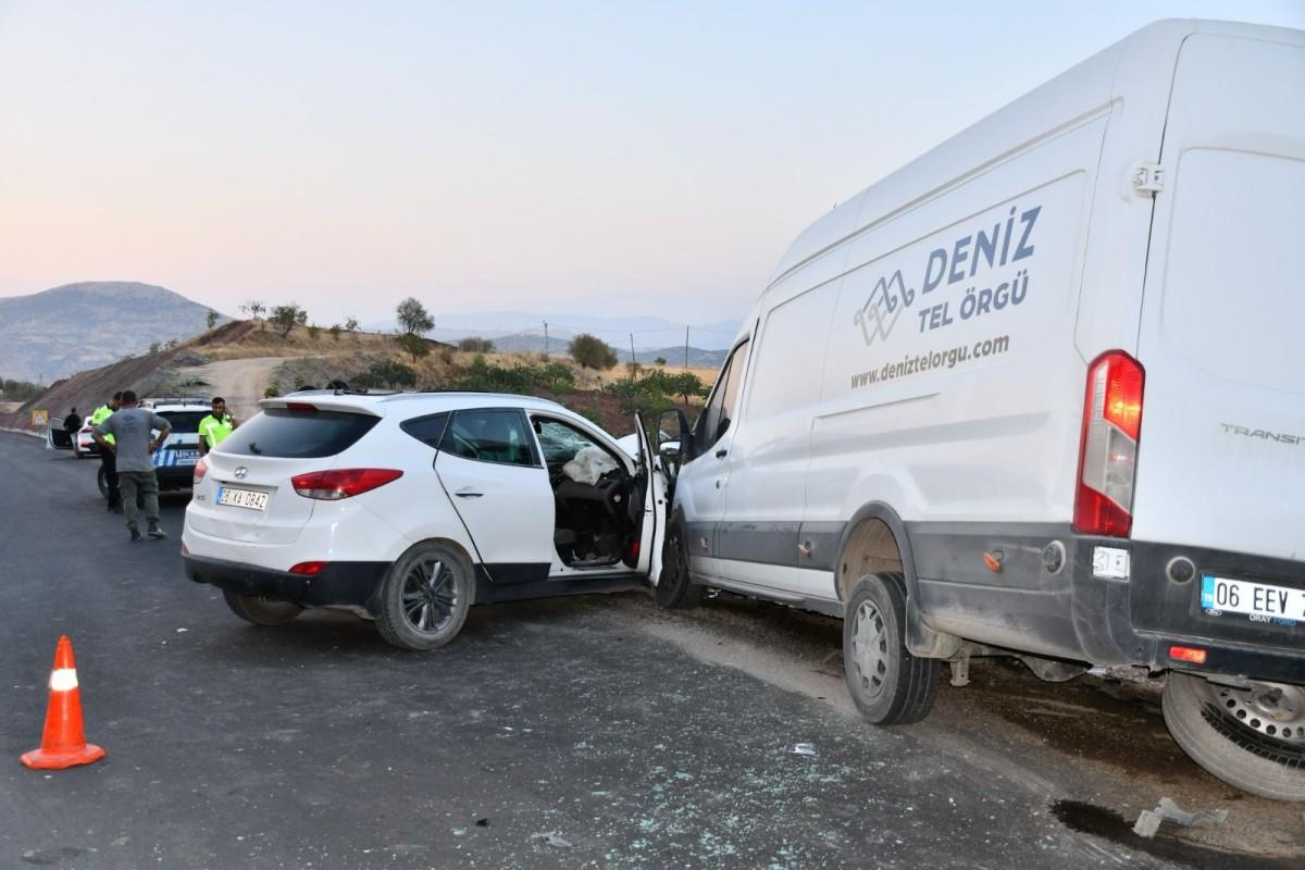 Besni'de iki araç kafa kafaya çarpıştı: 5 yaralı - Videolu Haber Besni'de iki araç kafa kafaya çarpıştı: 5 yaralı - Videolu Haber