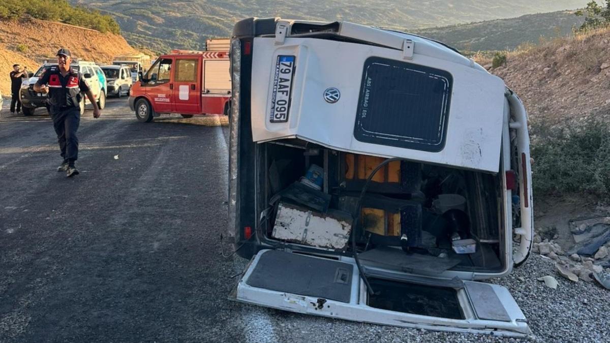 Adıyaman’da tarım işçilerini taşıyan minibüs devrildi: 19 yaralı Adıyaman’da tarım işçilerini taşıyan minibüs devrildi: 19 yaralı