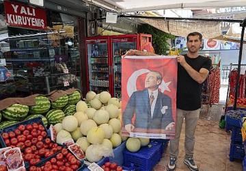 Konak Belediyesi'nden esnafa 30 Ağustos hediyesi