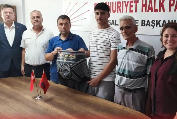 İpsala CHP’den Zati Demir’e Kıspet Hediyesi İpsala CHP’den Zati Demir’e Kıspet Hediyesi