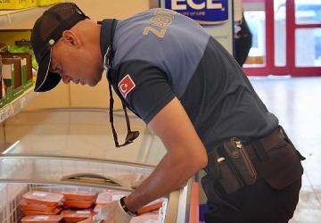 Burhaniye'de Son Kullanma Tarihi Geçmiş Gıdalar İmha Ediliyor