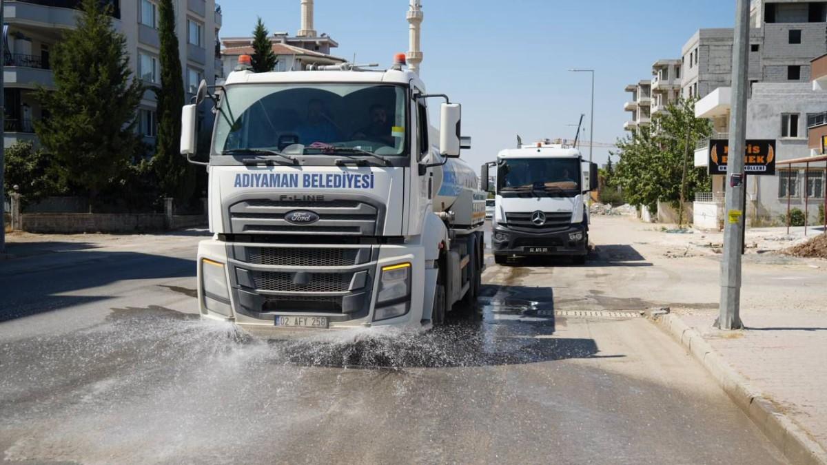Adıyaman Belediyesi tarafından inşaat tozuna karşı sulama çalışmaları hızlandırıldı - Videolu Haber