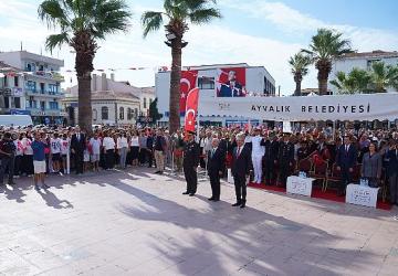 Ayvalık'ın düşman işgalinden kurtuluşunun 103. yılı, Cumhuriyet Meydanı'nda düzenlenen etkinliklerle coşkuyla kutlandı.