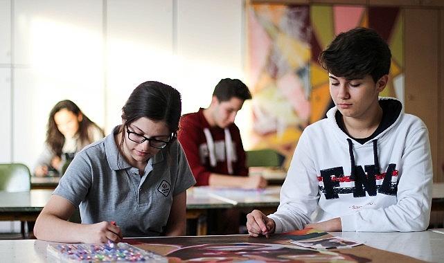Ortaokul yıllarında sosyal ve duygusal gelişim, en az akademik başarı kadar dikkate alınmalı Ortaokul yıllarında sosyal ve duygusal gelişim, en az akademik başarı kadar dikkate alınmalı