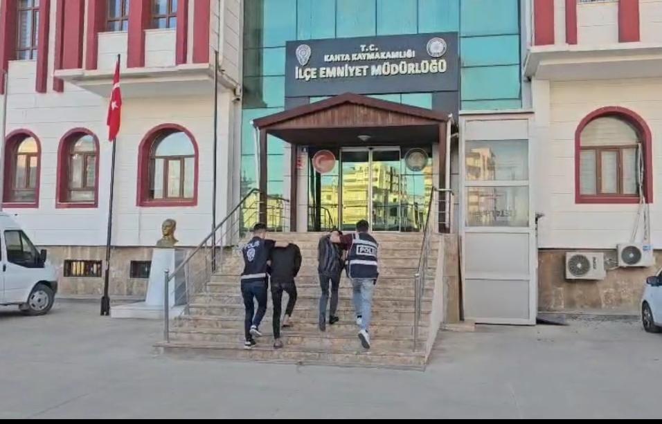 Kahta’da Bıçaklı Saldırı: 1 Kişi Hayatını Kaybetti, 2 Şüpheli Tutuklandı Kahta’da Bıçaklı Saldırı: 1 Kişi Hayatını Kaybetti, 2 Şüpheli Tutuklandı