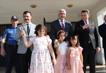 Başkan Hallaç, ilk ders zilinde öğrencilerle buluştu