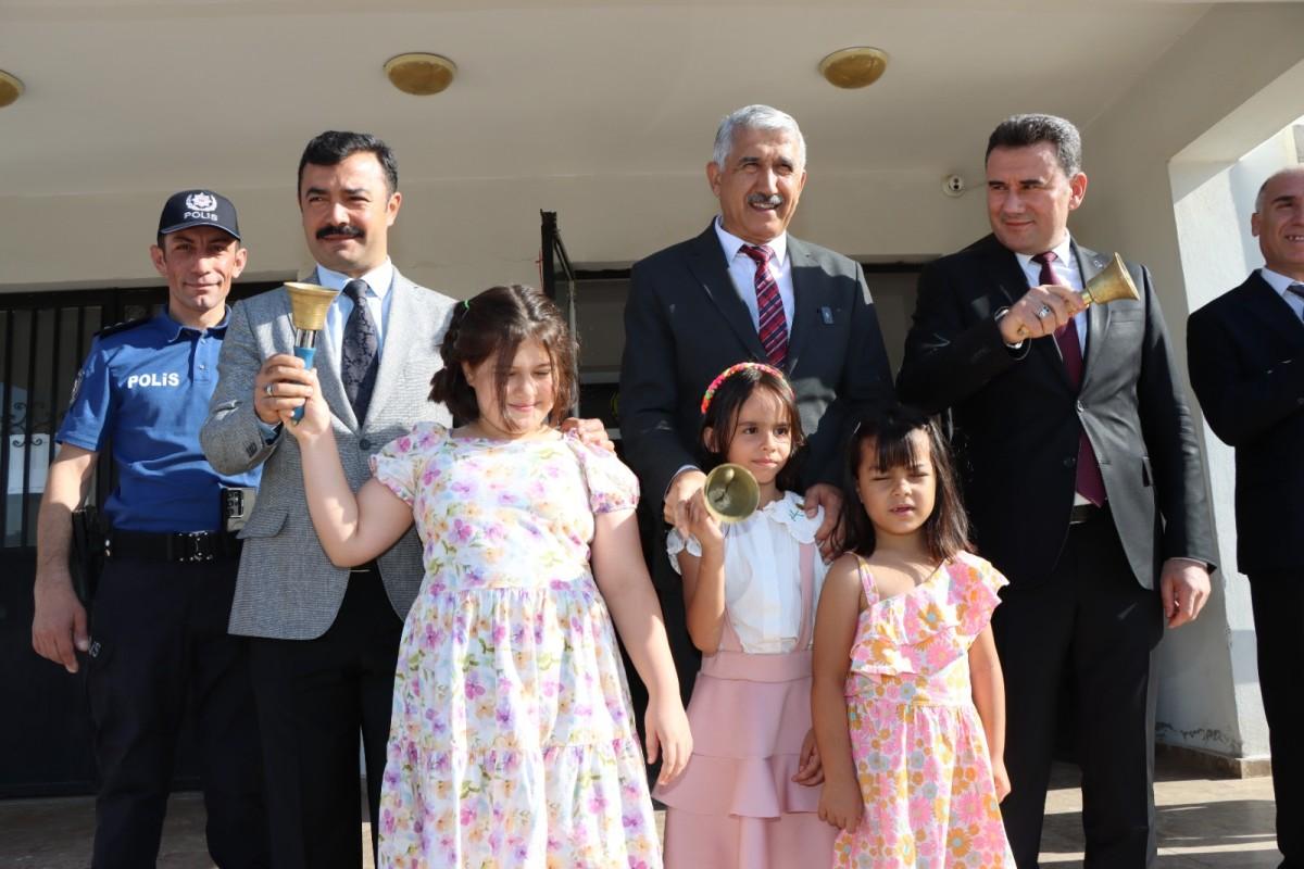 Başkan Hallaç, ilk ders zilinde öğrencilerle buluştu