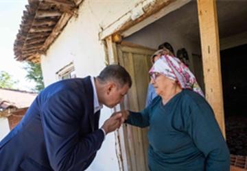 Başkan Tugay'dan yangında vefat eden Şahin'in aile evine taziye ziyareti