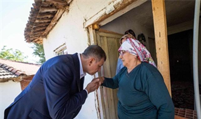 Başkan Tugay'dan yangında vefat eden Şahin'in aile evine taziye ziyareti Başkan Tugay'dan yangında vefat eden Şahin'in aile evine taziye ziyareti