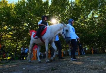 Sakarya’da Çocuklar Pony Atlarla Eğlendi