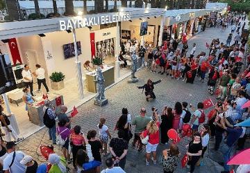 Bayraklı standında Zafer Bayramı coşkusu