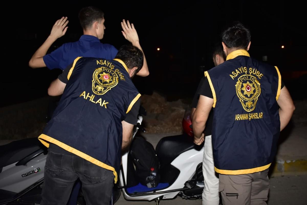 Adıyaman’da polis ekiplerince uygulama yapıldı Adıyaman’da polis ekiplerince uygulama yapıldı