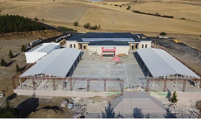 15 Yeni Esere Görkemli Açılış