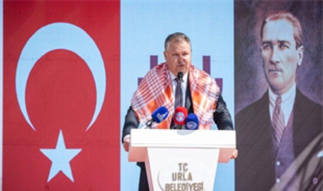 Urla'nın geleneksel bağbozumu şenliği renkli görüntülerle başladı Urla'nın geleneksel bağbozumu şenliği renkli görüntülerle başladı