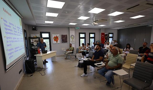 Efes Tarlası Yaşam Köyü'nde Nar Üreticilerine Eğitim Efes Tarlası Yaşam Köyü'nde Nar Üreticilerine Eğitim