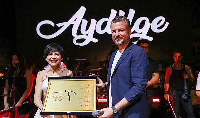 Buca'da Zafer Bayramı coşkusu Aydilge konseri ile taçlandı
