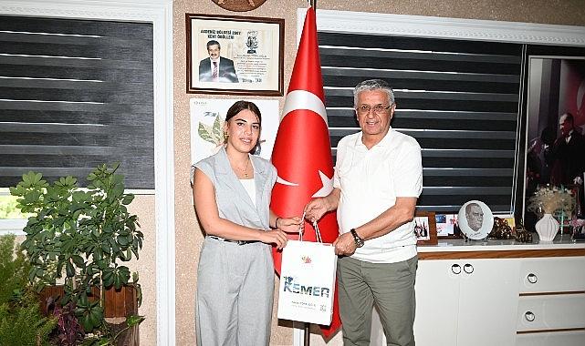Sıla Bakır'dan Başkan Topaloğlu'na teşekkür ziyareti Sıla Bakır'dan Başkan Topaloğlu'na teşekkür ziyareti