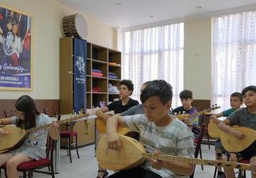 Başkan Çerçioğlu'ndan Gençlere Kültürel Destek: Yaz Kurslarıyla Bağlama Öğreniyorlar