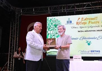 7. Edremit Kitap Fuarı'nda 5. Gün: Şiirden panele, türkülerden müziğe
