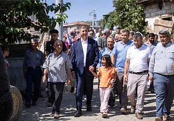 Başkan Tugay yangında zarar gören Köseler'i ziyaret etti