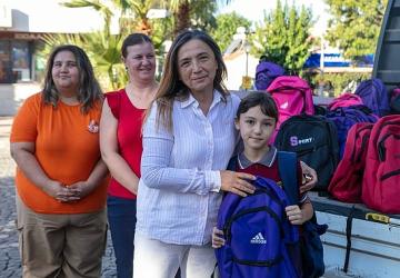 Güzelbahçe Belediye'sinden 2500 öğrenciye çanta ve kırtasiye desteği