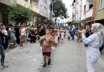 Küçükçekmece'de Binlerce Çocuk 'Sokakta Oyun Var' ile Yaz Tatilinin Tadını Çıkarttı