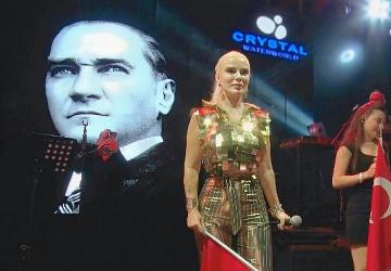 Ömür Gedik konserinde 4 bin Türk bayrağı dağıtıldı