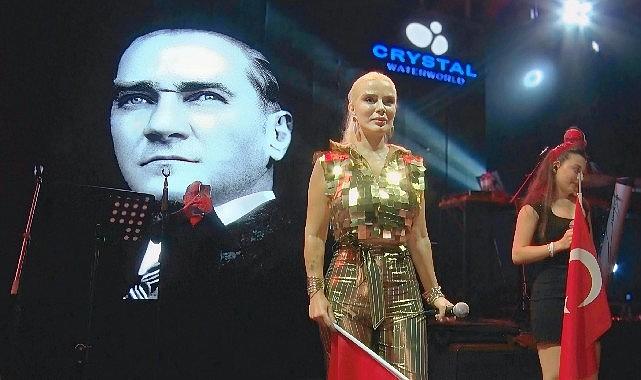 Ömür Gedik konserinde 4 bin Türk bayrağı dağıtıldı Ömür Gedik konserinde 4 bin Türk bayrağı dağıtıldı