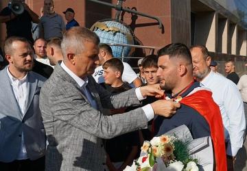 Gölcük Belediyesi Başpehlivanına Kutlama
